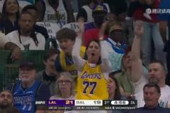 獨(dú)行俠全場(chǎng)歡呼！東契奇單挑濃眉，使出招牌后撤步三分飆中