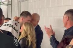 干得漂亮！東契奇賽后接受湖人工作人員夾道鼓掌