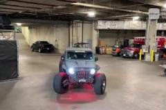 這車真霸氣！東契奇自駕返回獨(dú)行俠主場(chǎng)比賽