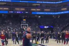 可樂準備好了！約老師賽前開心扣籃！