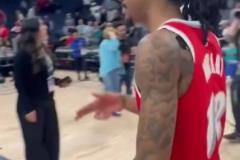 笑死！莫蘭特賽后與華子握手，竟然也是比出“手槍”的手勢(shì)