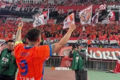 克雷桑一球入賬，賽后本人謝場(chǎng)時(shí)看臺(tái)響起克雷桑之歌