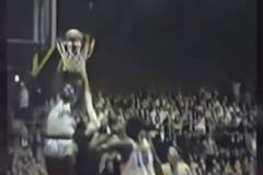 導(dǎo)火索？回顧此前掘金對(duì)陣森林狼，威少送出三分犯規(guī)后的眾生相！