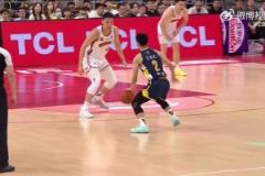 腳踝終結(jié)者徐杰變向誤導直接將防守人晃倒 輕松加速笑納空籃