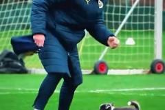 萌！穆帥抱著小哈士奇來球場(chǎng)訓(xùn)練