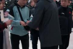 暖心?，邵佳一重回國(guó)安耐心為球迷簽名
