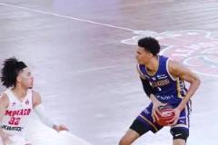 文班震驚世界的一球！后撤步三分不中，然后自己殺進(jìn)內(nèi)線補(bǔ)扣！