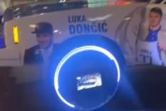 街頭出現(xiàn)東契奇主題汽車 大家覺得如何？