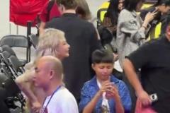 挺代派??！宏遠老板娘金發(fā)露臍，身材修長很顯眼