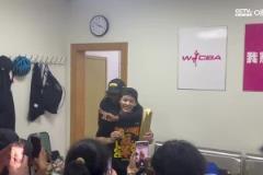 3-1強(qiáng)勢(shì)奪冠！獲FMVP的楊舒予手捧獎(jiǎng)杯 與隊(duì)友開心合影~