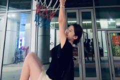 小姐姐這扣籃動(dòng)作還挺嫻熟的！