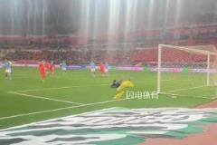 泰山隊(duì)主場(chǎng)對(duì)陣深圳30分鐘進(jìn)4個(gè)球，克雷桑低射破門后花式慶祝