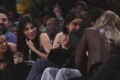 小里夫斯撲進(jìn)觀眾席，旁邊美女拉絲的眼神...