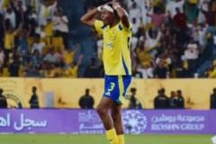 C羅凌空斬驚呆隊(duì)友，雙手抱頭不敢相信，隨后給C羅擦鞋慶祝