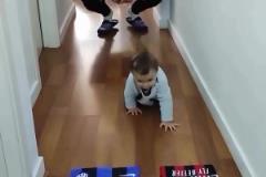 小寶寶義無反顧的選擇了紅黑，爸爸似乎不開心了