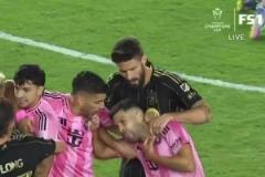 哈哈！蘇牙在拉架時忍不住咬阿爾巴