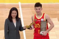 首位后衛(wèi)DPOY！孫銘徽領(lǐng)取最佳防守球員獎(jiǎng)項(xiàng)還送小挖掘機(jī)