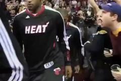 詹姆斯當(dāng)年加盟熱火后重返克里夫蘭，騎士主場漫天噓聲震耳欲聾！