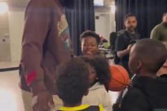 優(yōu)質(zhì)偶像！哈登叮囑來要簽名的孩子要聽爸爸媽媽的話