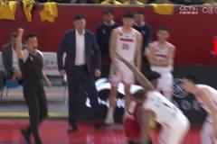 十分生氣！?。《配h不滿隊員表現(xiàn) 在場邊激動開麥爆粗