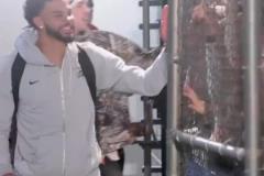 熟悉的戰(zhàn)友還在身旁！經(jīng)典名場面：小卡拒絕和鮑威爾碰拳！