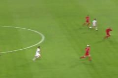 卡卡助攻克雷斯波的這記進球，真的令人難忘