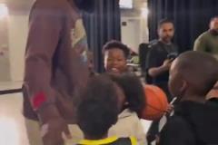 哈登賽后對(duì)小朋友：聽你們家長(zhǎng)的話，總有一天你們也會(huì)打進(jìn)NBA