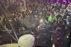 山西球迷是真熱血?。〈饲霸鴩聫V廈大巴齊聲罵：許鐘豪傻X