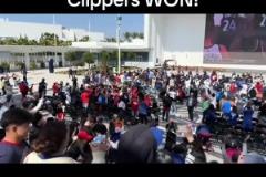 都很興奮??！快船球迷在球館外面看著大屏幕慶祝球隊拿下勇士