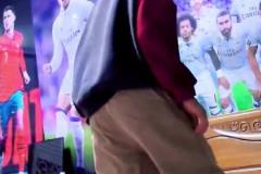 當(dāng)年多少人的偶像！托雷斯挑戰(zhàn)赤腳進(jìn)球