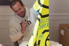 終身死敵！凱恩簽名時(shí)突然冒出來(lái)一件阿森納球衣，猶豫片刻后丟掉