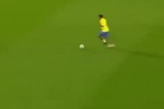 降維打擊！45歲小羅再現(xiàn)牛尾巴過人！微笑單挑門將輕松打進