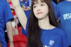 哇哦！三鎮(zhèn)還有這么漂亮的女球迷，真養(yǎng)眼