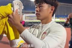 泰山隊(duì)5-1大勝青島西海岸，賽后何小珂單獨(dú)謝場(chǎng)