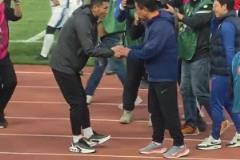 賽后青島西海岸球迷怒罵泰山球迷+豎中指