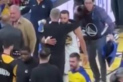 說啥呢科爾賽后抱著庫(kù)里耳語(yǔ)了20秒 仿佛時(shí)間凝固