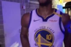 還有勁！巴特勒賽后一路小跑返回更衣室