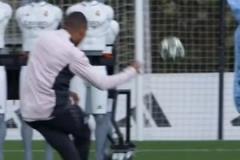 你也想試試？備戰(zhàn)阿森納，姆巴佩加練了任意球