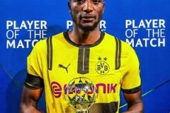 滿(mǎn)臉寫(xiě)著高興吉拉西戴帽仍出局，領(lǐng)取全場(chǎng)最佳時(shí)面無(wú)表情