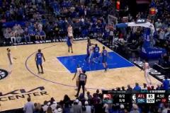 真的有點急了！特雷楊戲耍裁判連吃兩T被驅(qū)逐！