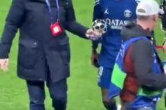 不滿意！登貝萊賽后不領(lǐng)最佳獎(jiǎng)直接回更衣室