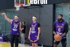 里夫斯和他的左膀右臂正在備戰(zhàn)季后賽