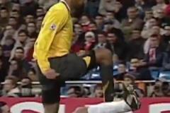 太瀟灑太自信！19年前亨利在補時階段還能戲耍皇馬巨星