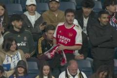 阿森納球迷誤入皇馬球迷區(qū)，發(fā)現(xiàn)被拍攝馬上指阿森納隊(duì)徽