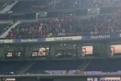 比賽結(jié)束一小時(shí)后，阿森納球迷仍在伯納烏慶祝