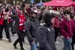 不忘嘲諷死敵！阿森納球迷在馬德里街頭高唱：你是熱刺偽裝的嗎