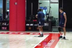 期待開(kāi)門紅！今日訓(xùn)練結(jié)束后 哈登和博格丹留下來(lái)加練底角三分