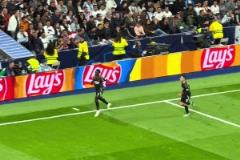 薩卡進(jìn)球后做出讓伯納烏安靜的手勢