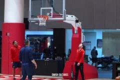 全力備戰(zhàn)！哈登與博格丹在今日全隊訓(xùn)練結(jié)束后加練了三分