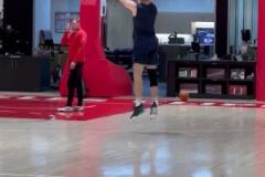 進(jìn)入備戰(zhàn)狀態(tài)！哈登和博格丹在快船全隊(duì)訓(xùn)練后，留下加練投籃